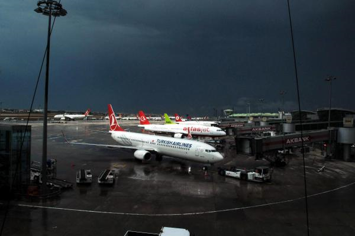 Sağanak Yağış ve Cb Bulutları Hava Ulaşımını Olumsuz Etkiledi
