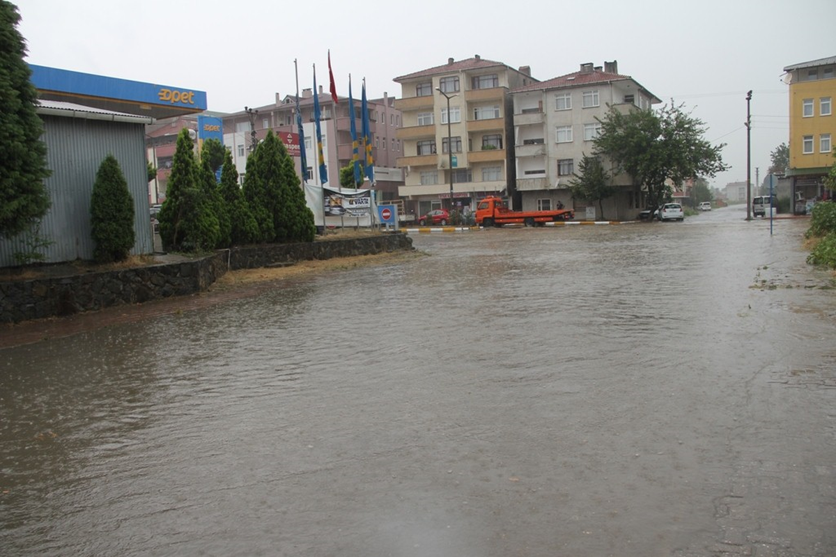 Sakarya\'da Taş Büyüklüğünde Dolu Yağdı