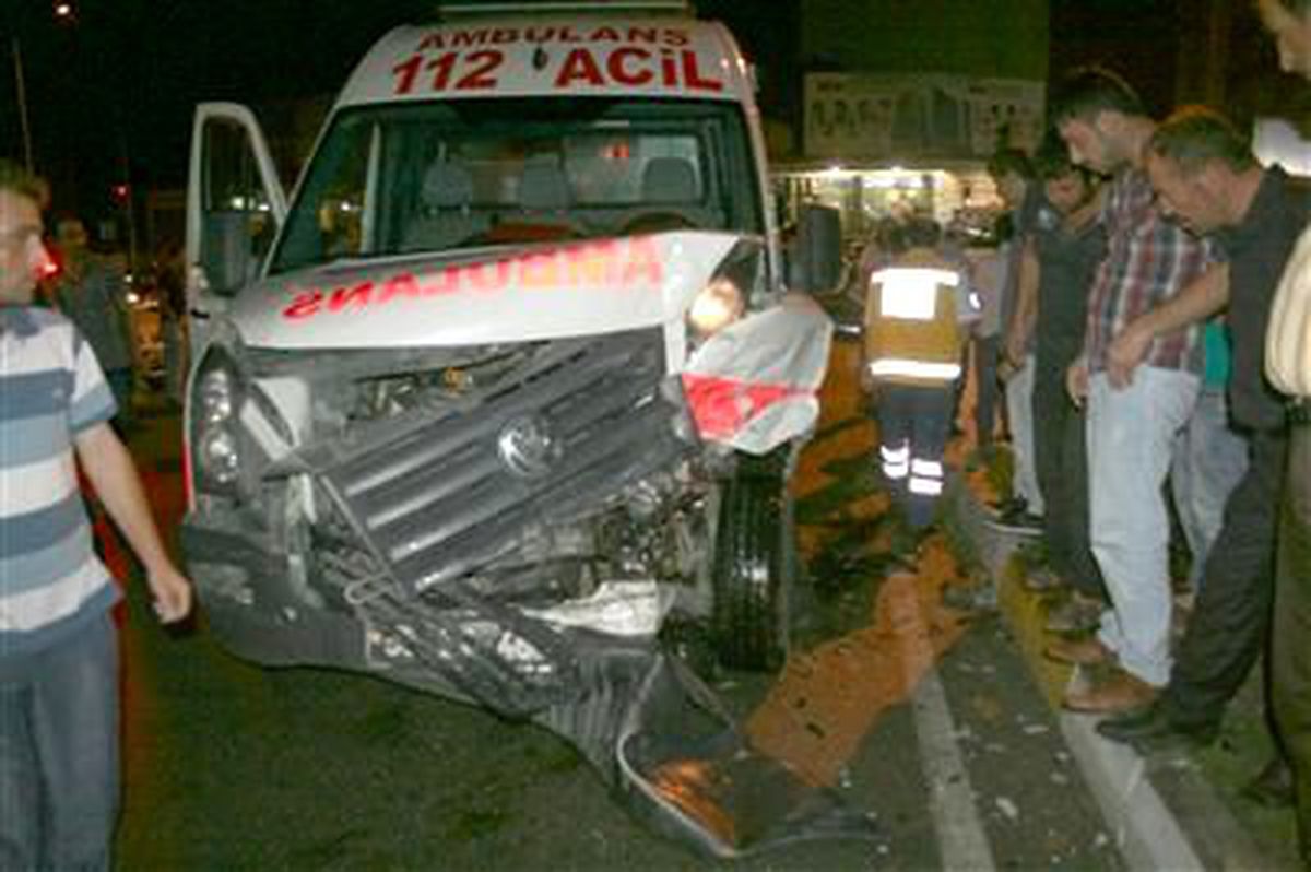 Samsun\'da Ambulans Otomobile Çarptı: 1 Yaralı
