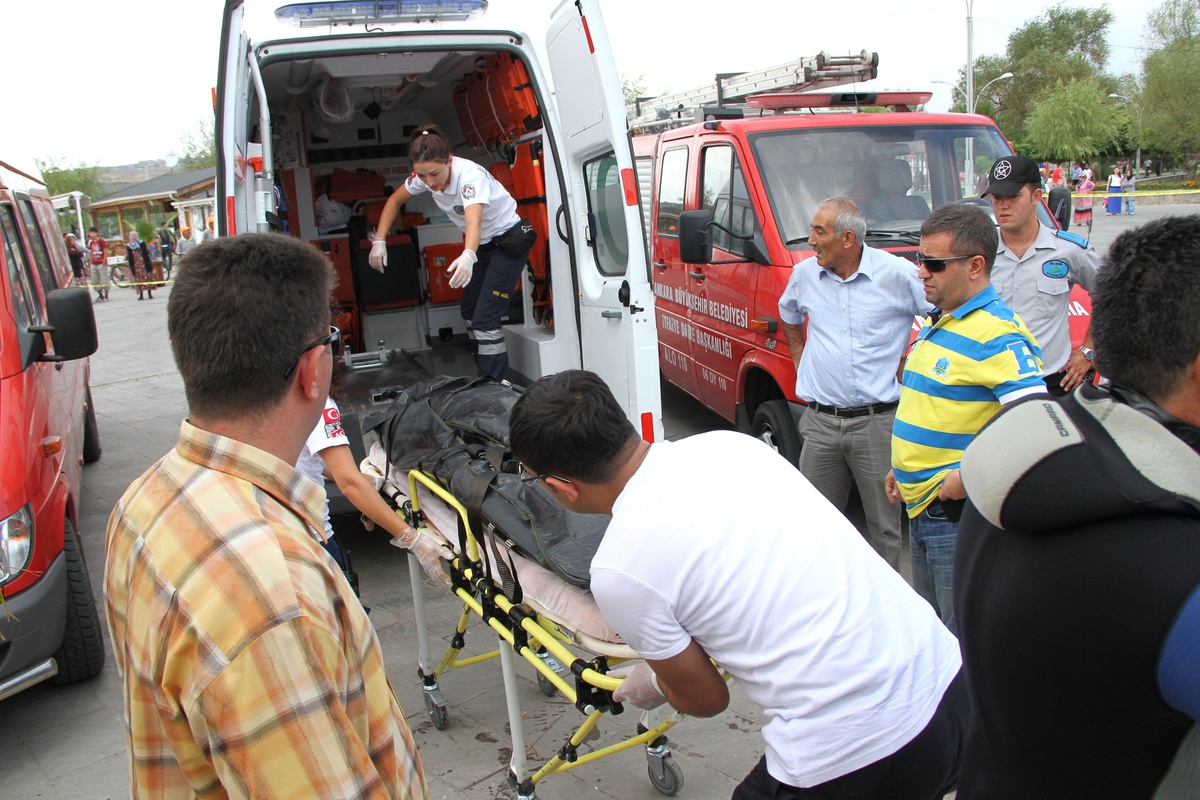 Serinlemek İçin Mogan Gölü\'ne Giren Genç Boğularak Hayatını Kaybetti