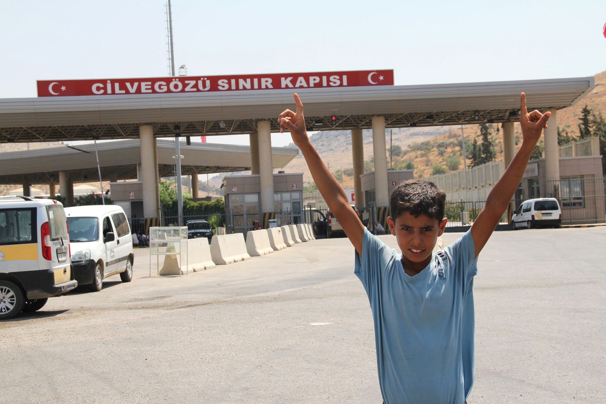 Suriyeliler Kendi Sınır Bölgelerinde Göçmen Tarzı Çadırkentlerini Kuruyor