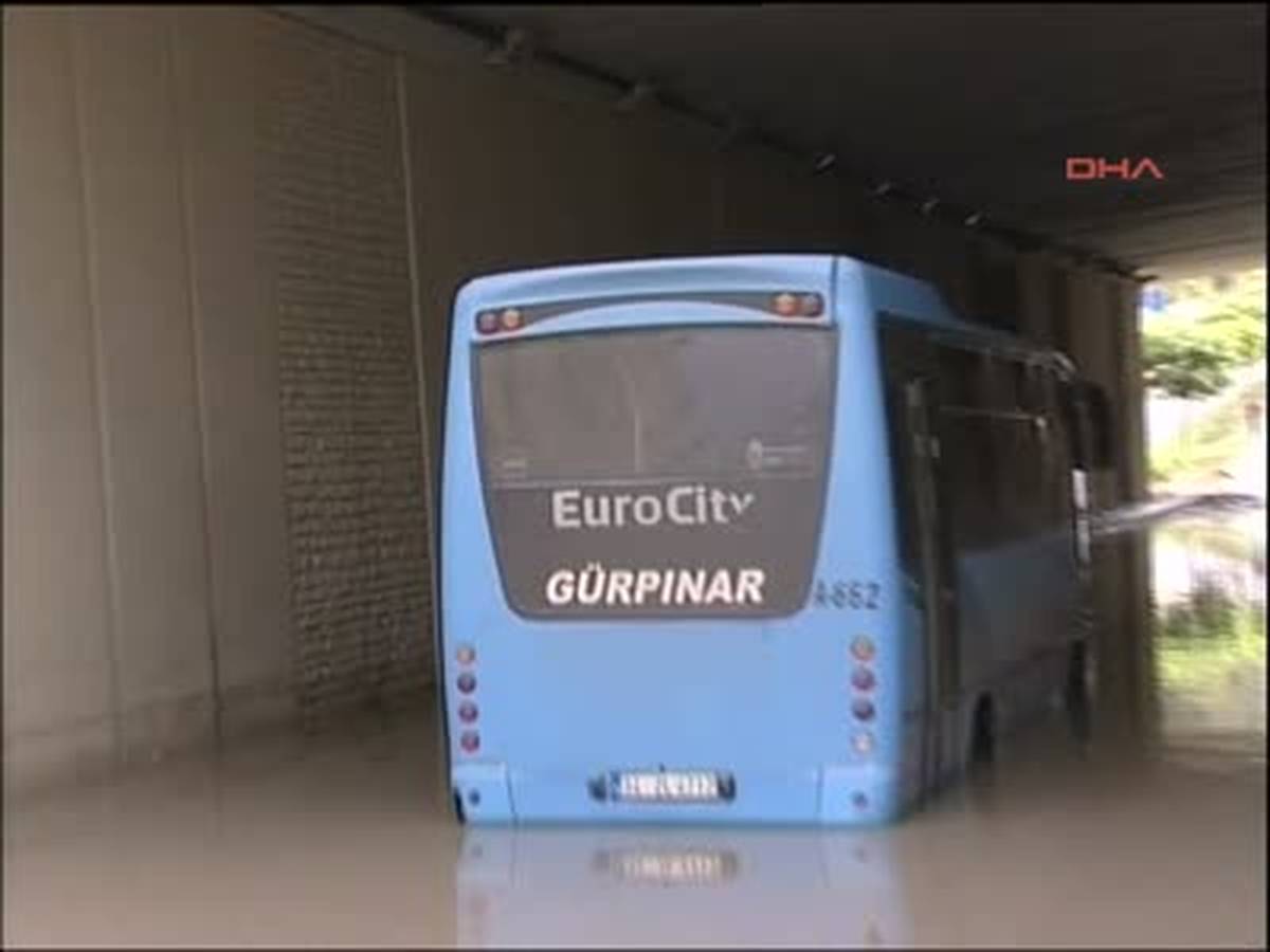 Suyla Dolan Alt Geçitte Mahsur Kaldılar