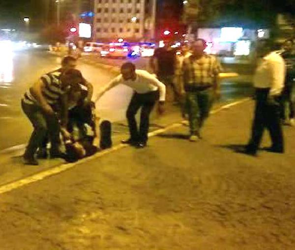 Taksim Meydanı\'nda Tekme Tokat Kavga