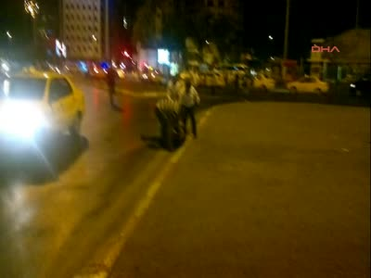 Taksim Meydanı\'nda Tekme Tokat Kavga