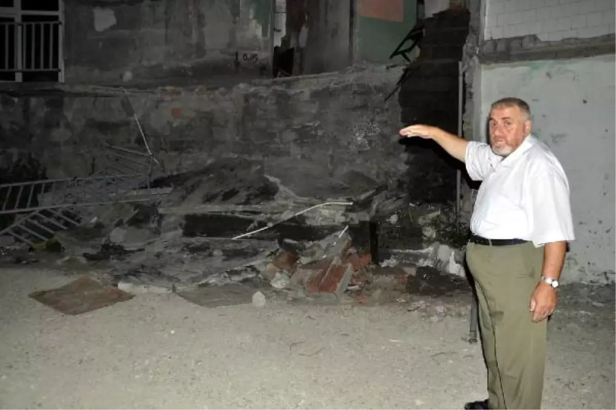 Teravih Çıkışı Merdiven Çöktü; 5 Yaralı