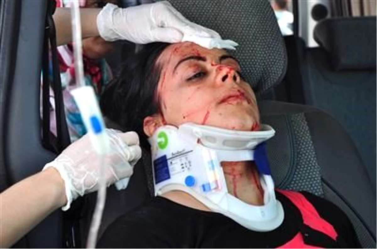 Alanya\'da Ambulans ile Otomobil Çarpıştı: 4 Yaralı