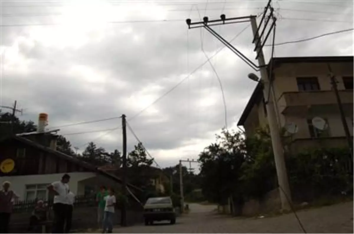 Araç\'ta Elektrik Kabloları Tehlike Saçıyor