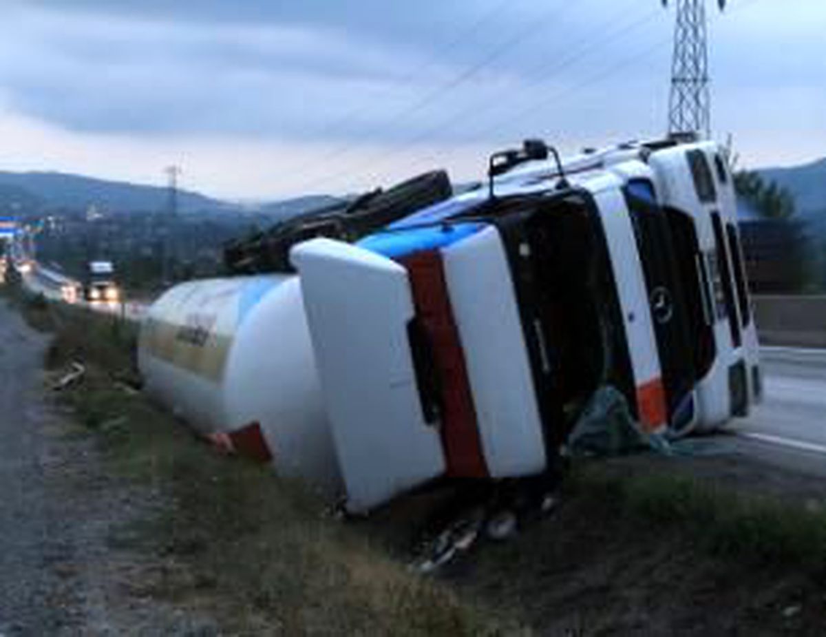 Bolu Dağı\'nda Lpg Yüklü Tankerin Devrilmesi