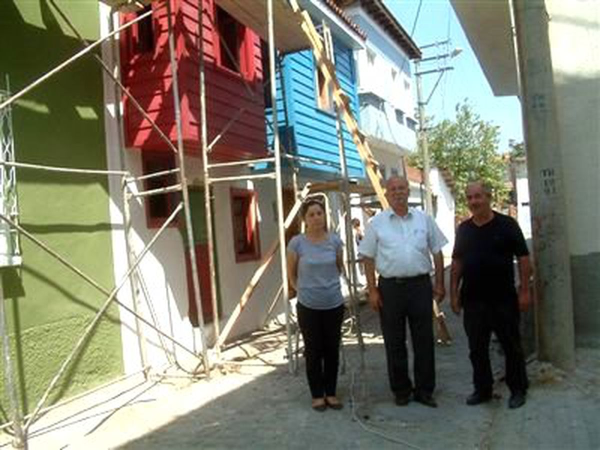 Burhaniye\'de Eski Evler Çiçek Gibi Oldu