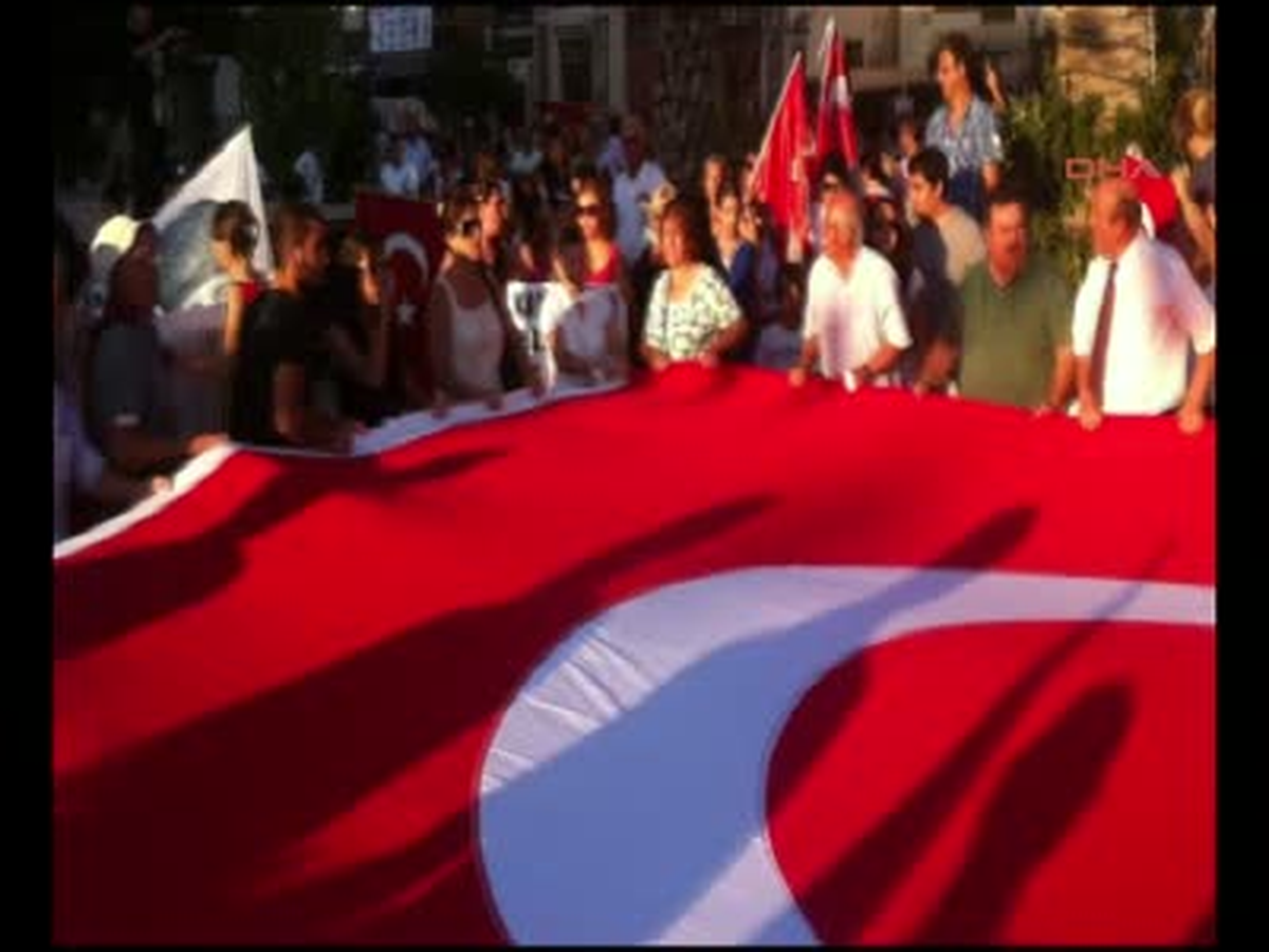 Çeşme\'de Teröre Tepki Yürüyüşü