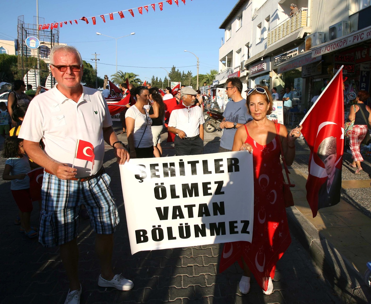 Çeşme\'de Yerli Yabancı Herkes Şehitler İçin Yürüdü