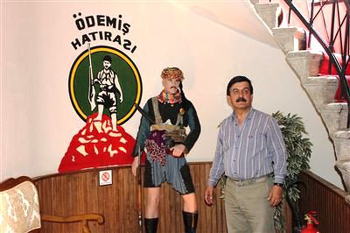 CHP İzmir Miilletvekili Mustafa Moroğlu, Ödemiş\'te Sorun Dinledi