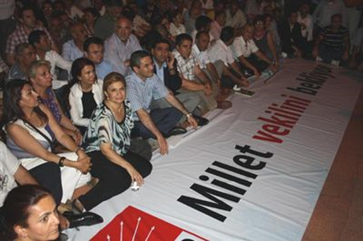 CHP\'liler, Milletvekilinin Kaçırılmasını Protesto Etti
