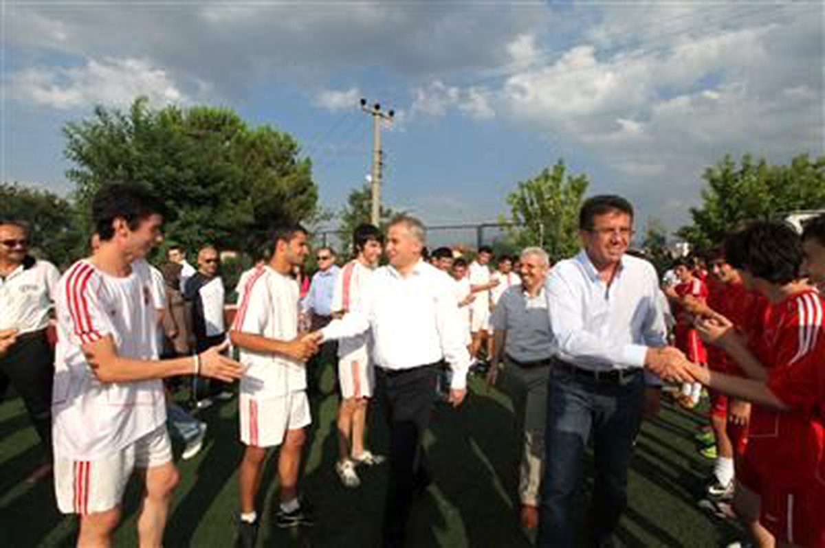 Denizli Belediyesi, Bin Öğrenciye Eşofman ve Forma Dağıttı