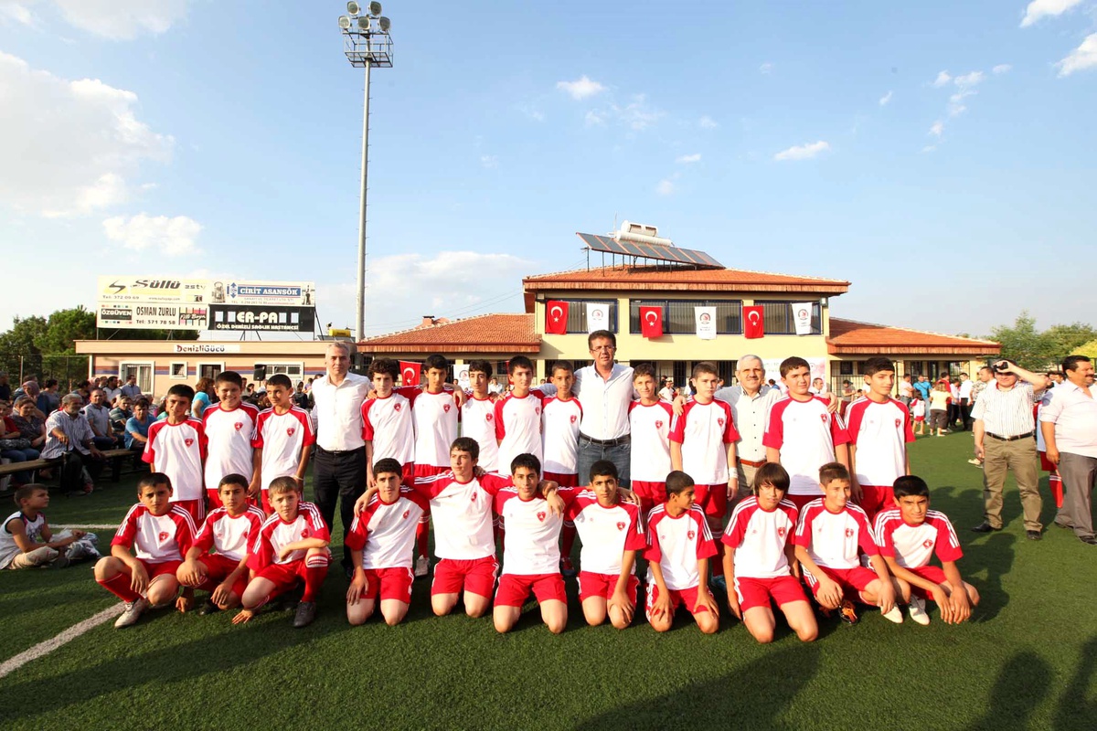 Denizli Belediyesi, Futbol Branşından Yaz Spor Okullarına Katılan 1000 Öğrenciye, Eşofman Ve Forma Dağıttı
