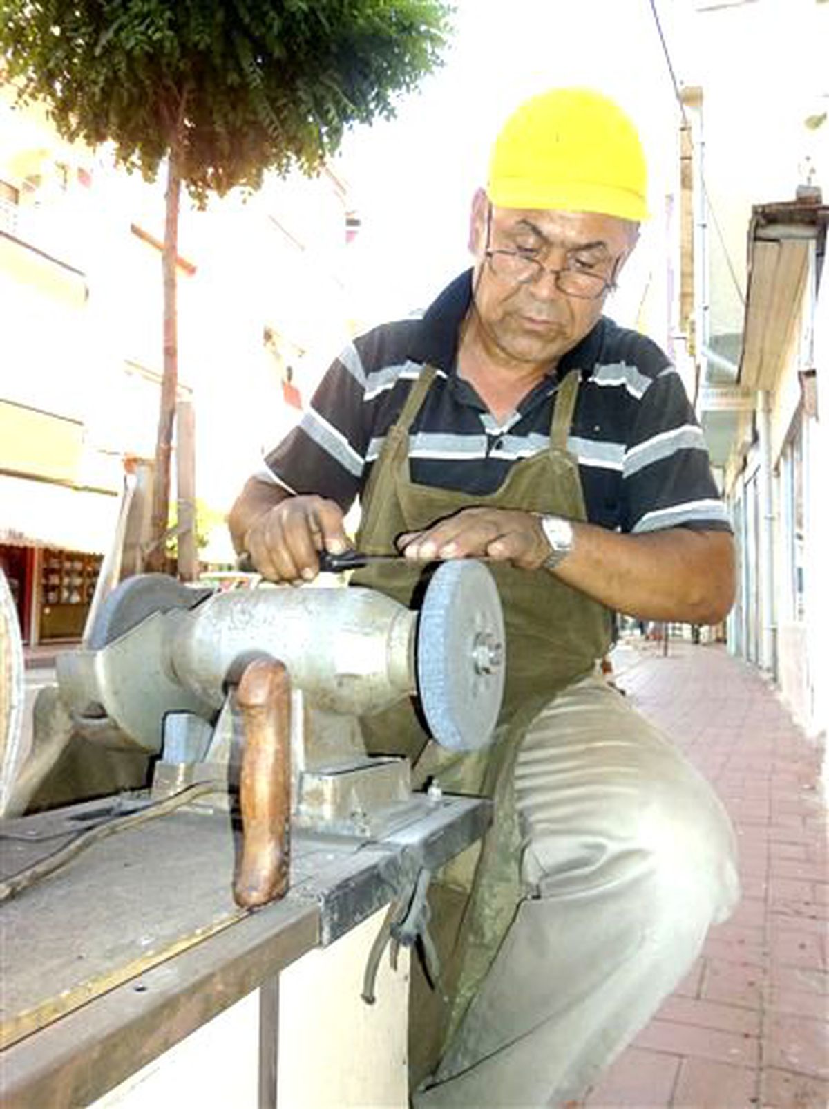 Ekmeğini 36 Yıldır Bıçaktan Kazanıyor