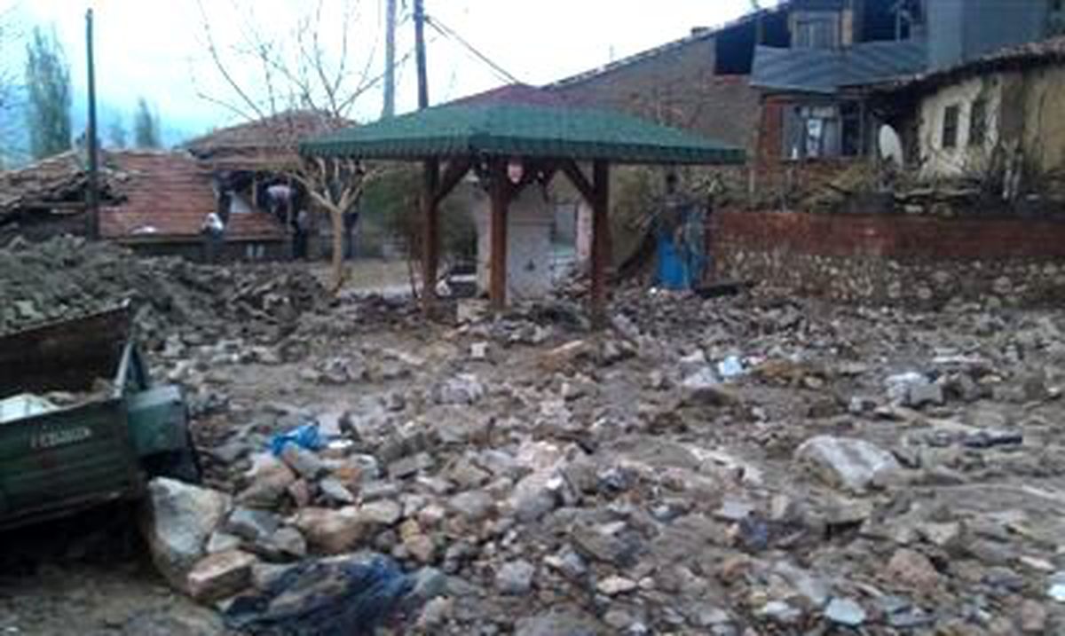 Fırtına, Alpagut Beldesini Yerle Bir Etti