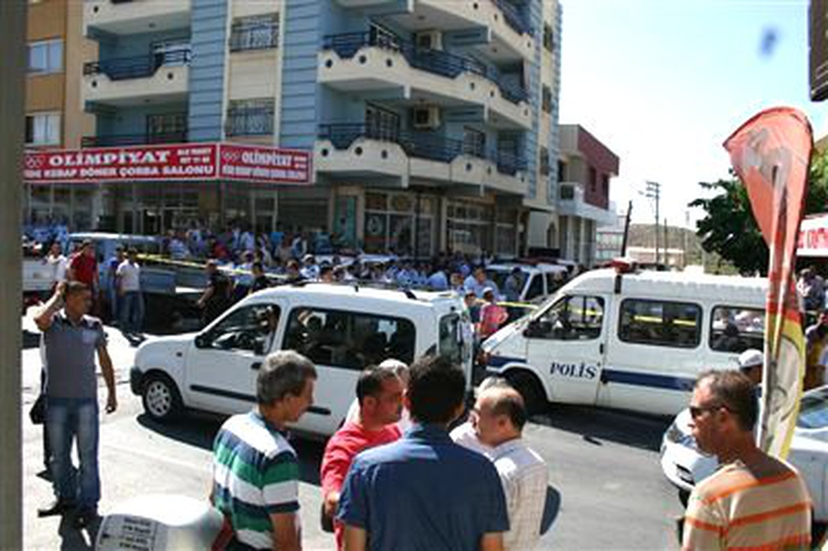 İzmir\'de Polis-vatandaş Tartışması: 4 Yaralı