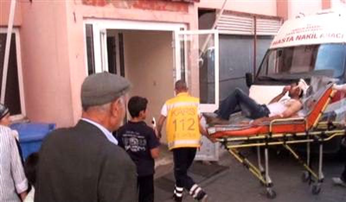 Kars\'ta İki Aile Arasında Çıkan Kavgada 13 Kişi Yaralandı