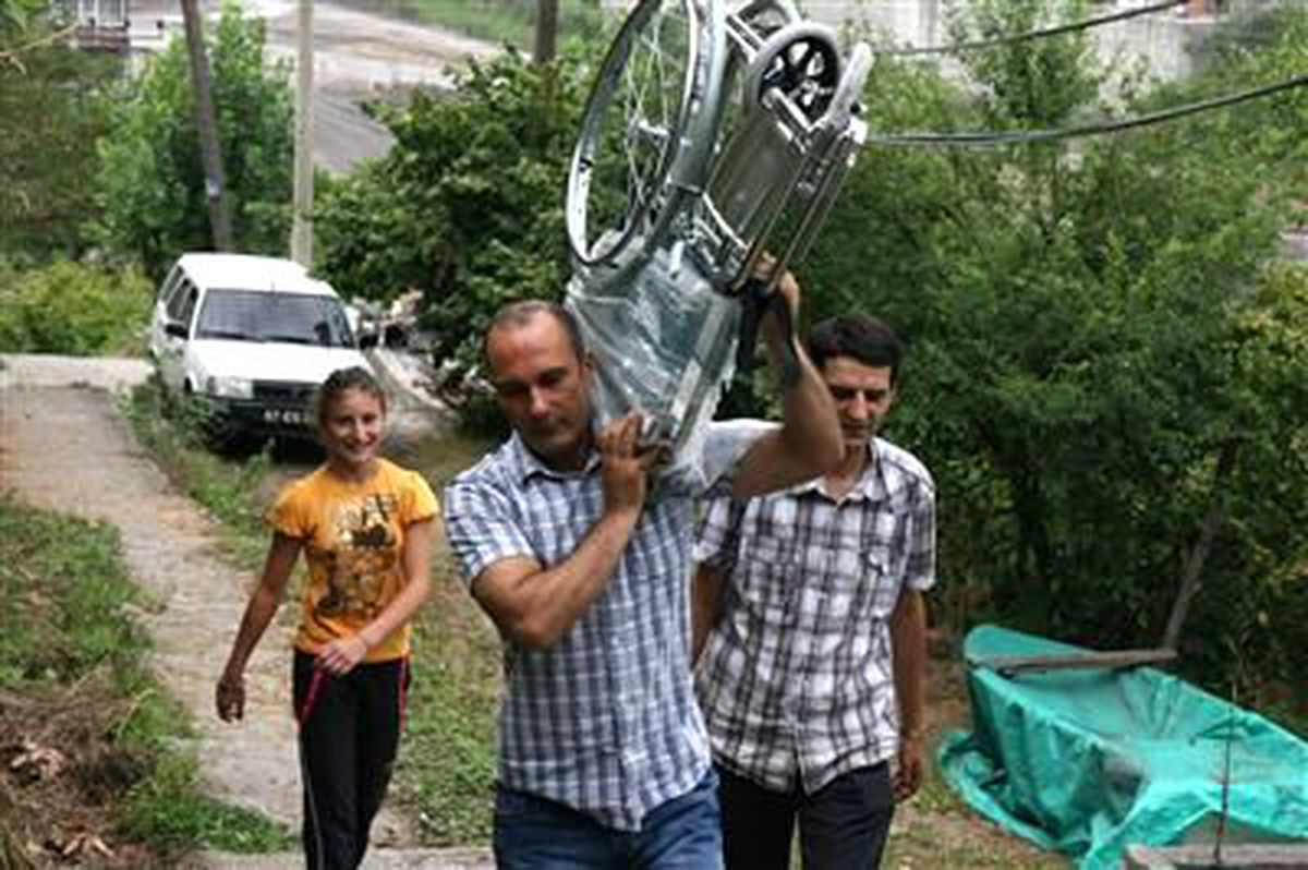 Kozlu Belediyesi 14 Kişiye Hasta Yatağı, 32 Kişiye Tekerlekli Sandalye Verdi