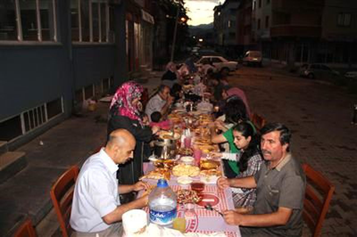 Mahallede Toplu İftar