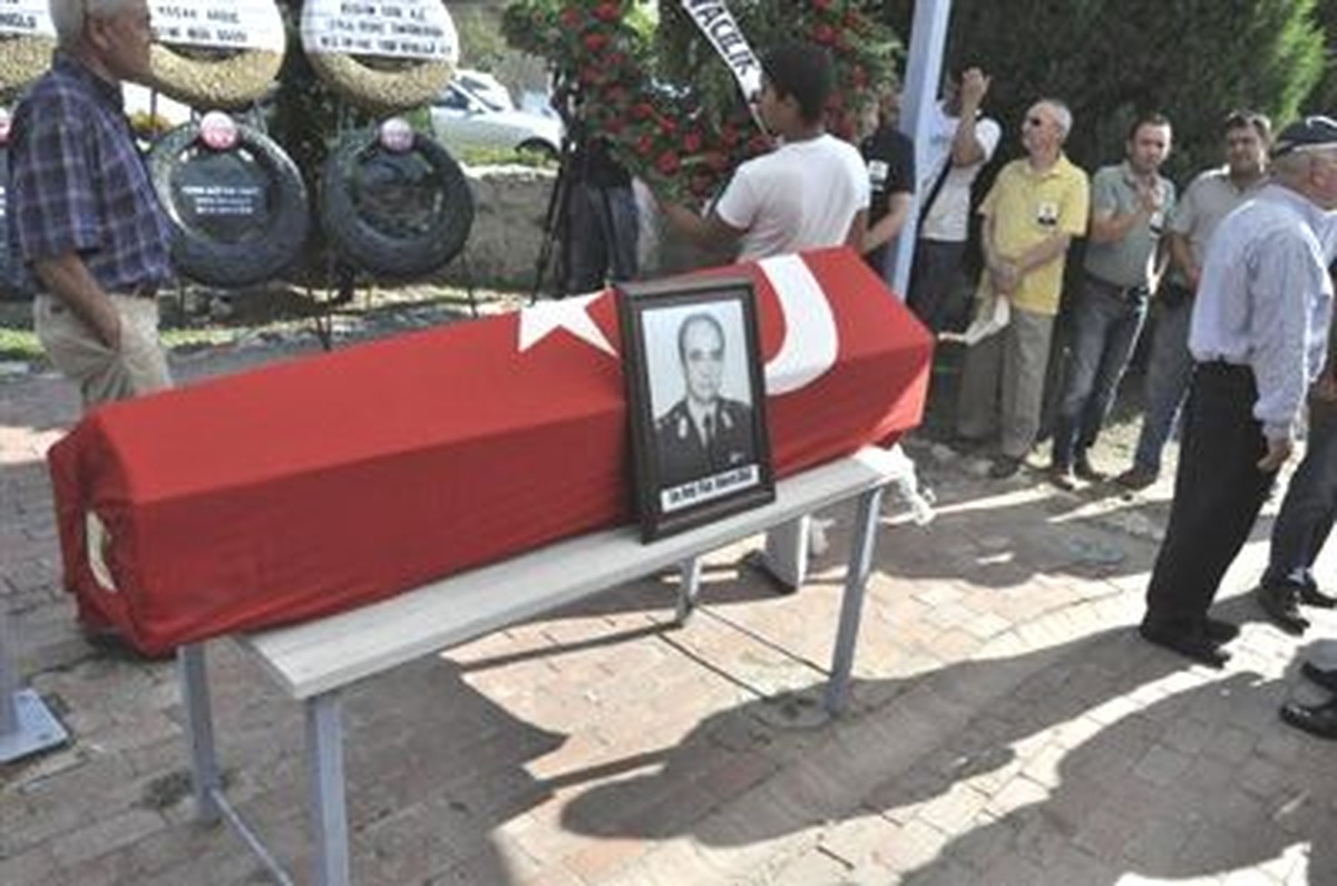 Öğretmen Pilot Hikmet Aral Topraga Verildi