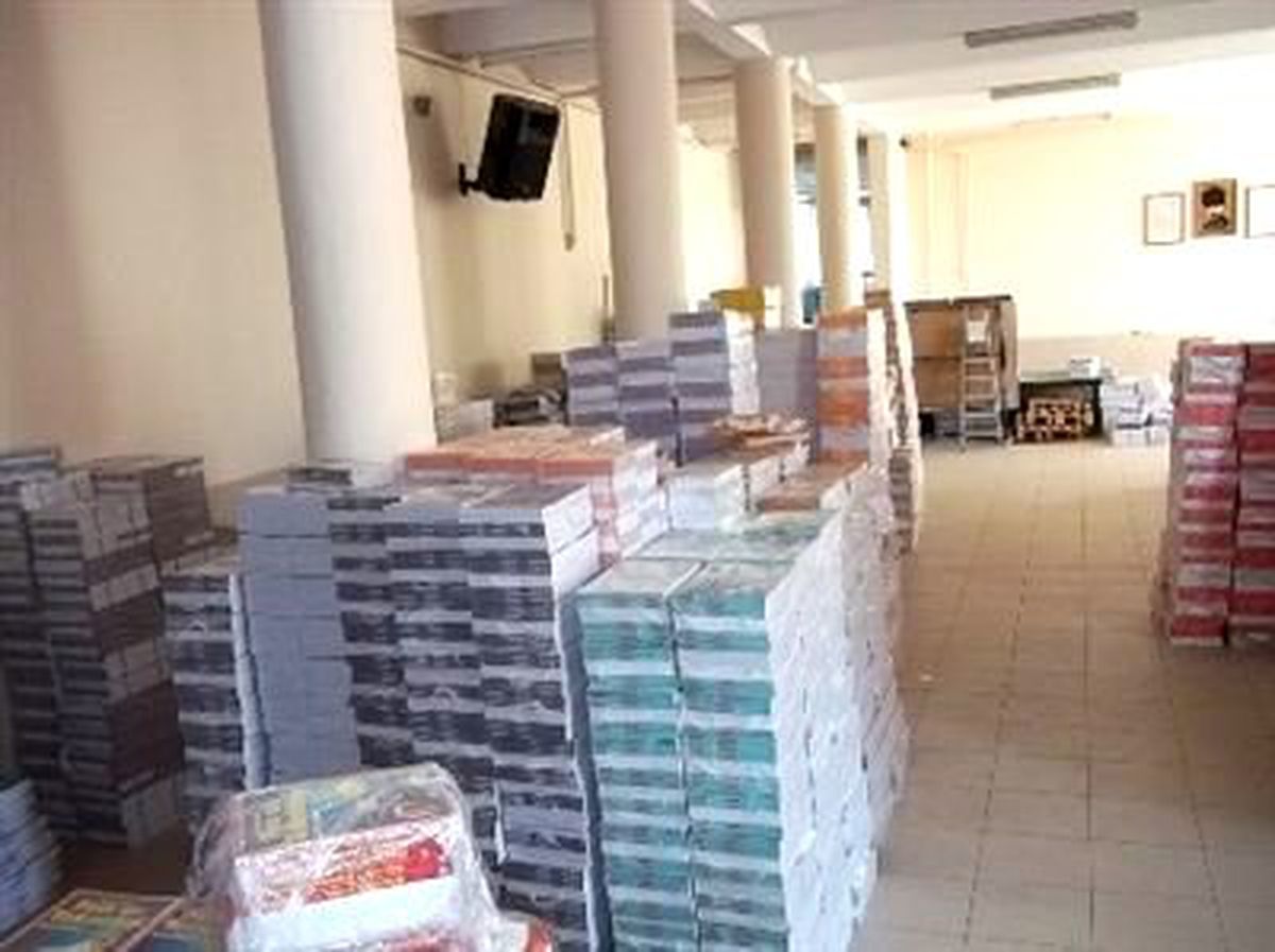 Okul Ders Kitapları İlçe Milli Eğitim Müdürlüğü Yetkilileri Tarafından Teslim Alınıyor.