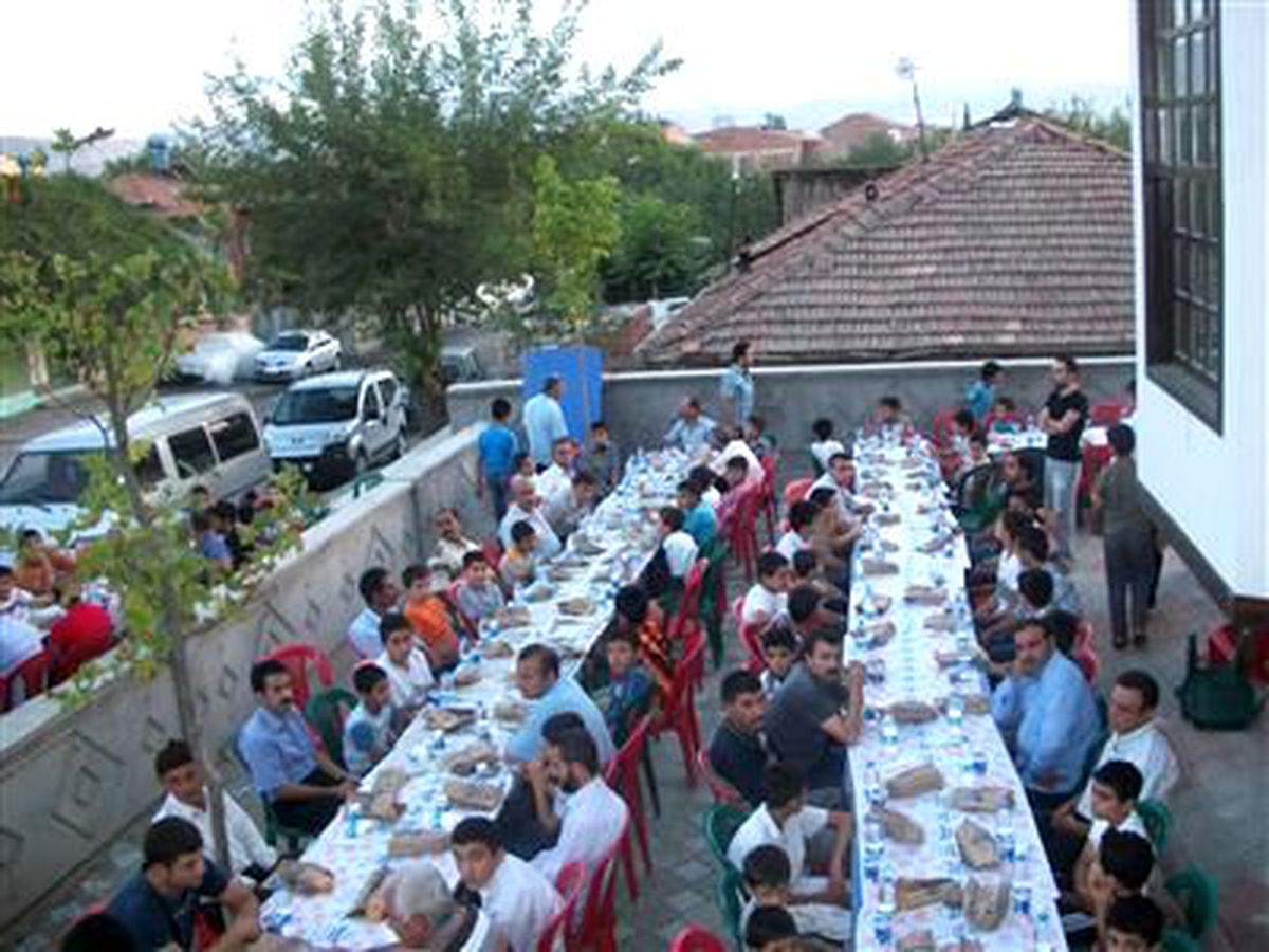 Okuma Salonuna Giden Çocuklara İftar Yemeği