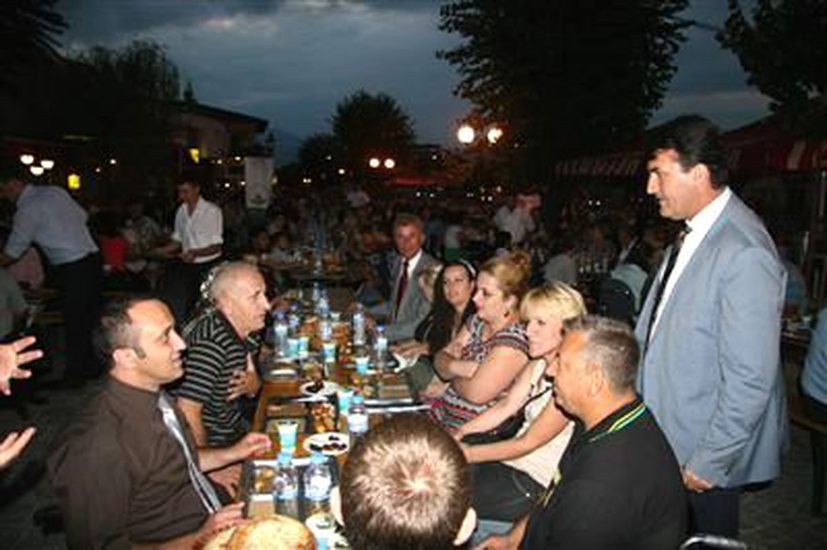 Osmangazi Belediyesi\'nden Prizren\'de Bin Kişiye İftar