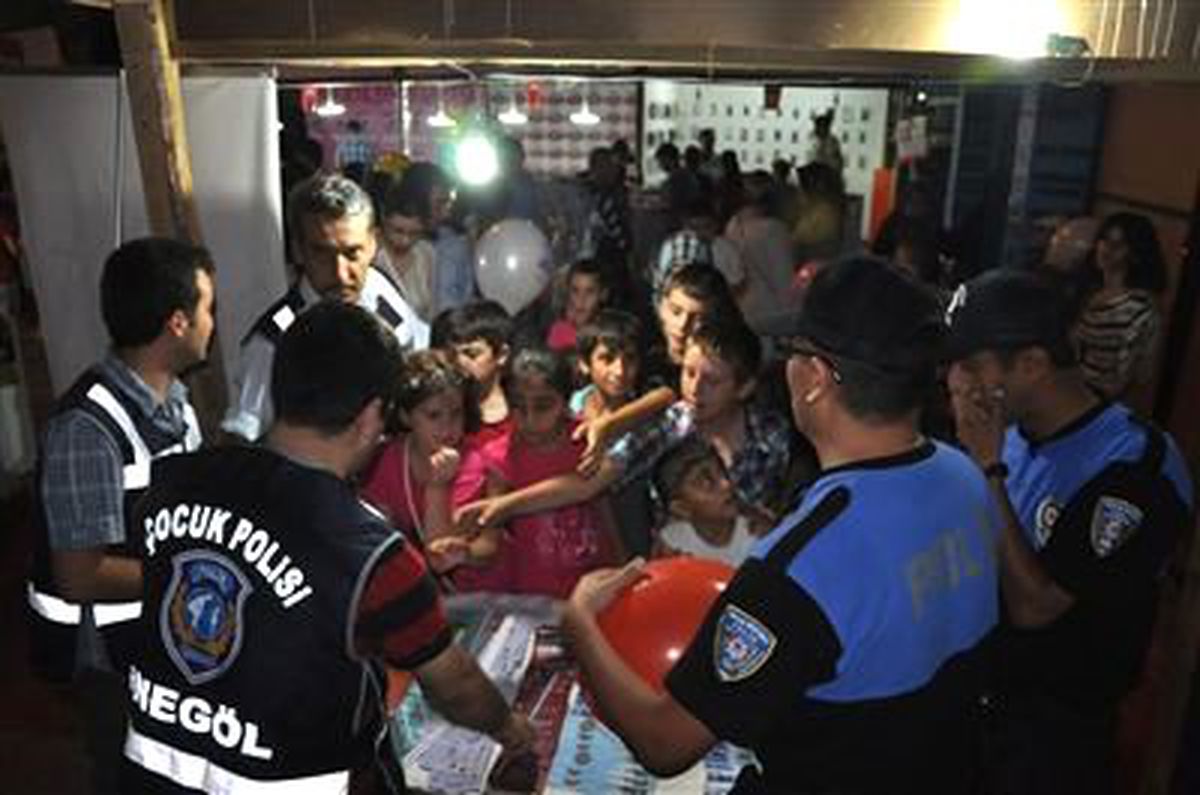 Polislerden Çocuklara Balonlu Uyarı