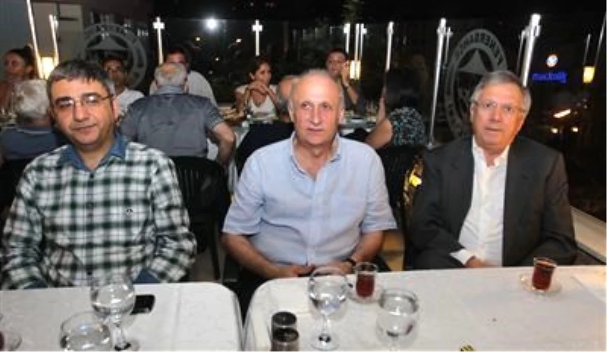 Aziz Yıldırım, Fenerbahçe Gönüllüleri Derneği\'nin İftar Yemeği Katıldı