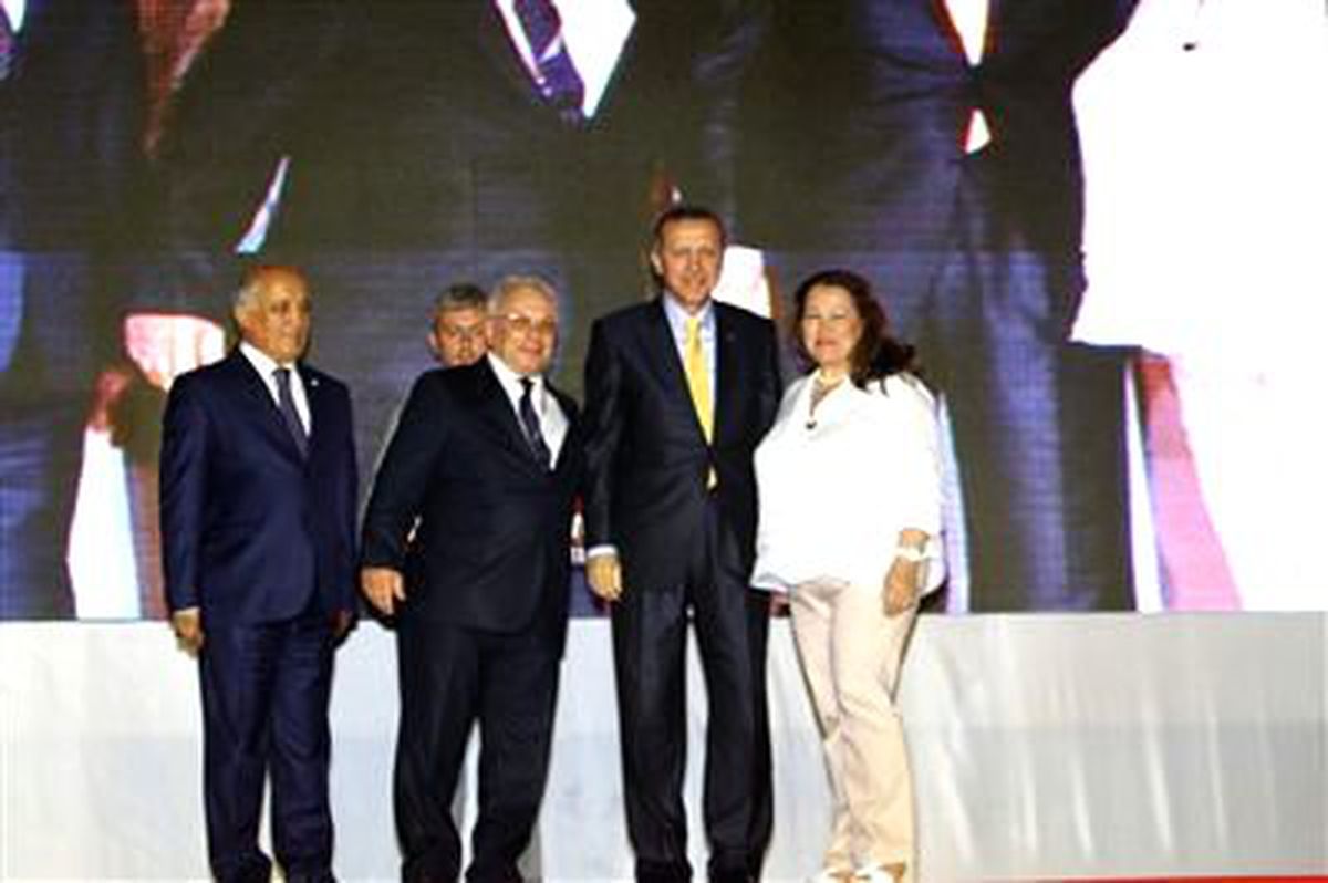 Başbakandan Borsa Meclis Başkanı Akyüzlü ve Eşine Madalya
