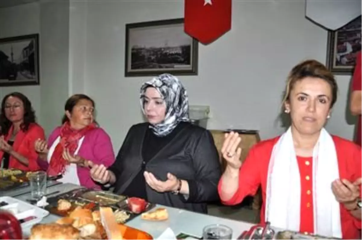 Başkan Yılmaz'ın Eşi Yoksul Vatandaşlarla İftar Yaptı