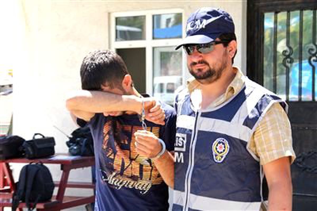Bayramlık Esrarla Yakalandılar