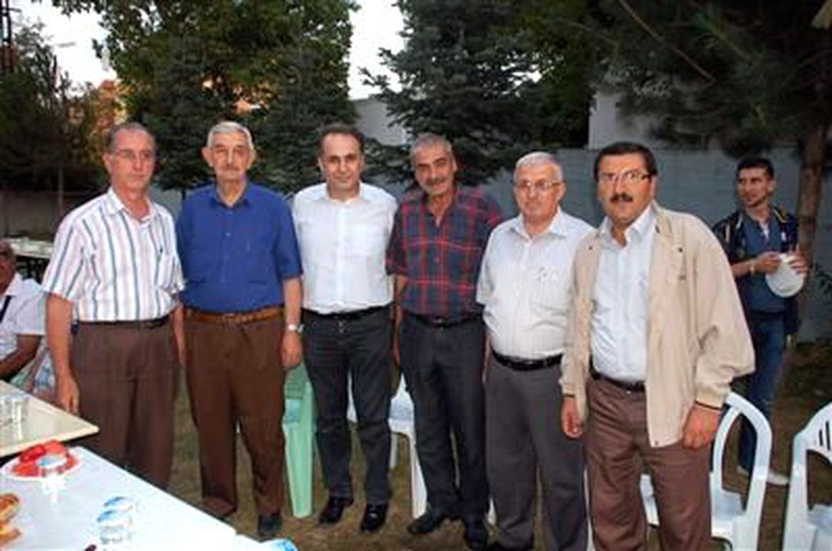 Bozüyük\'te Mahalle Muhtarından İftar Yemeği