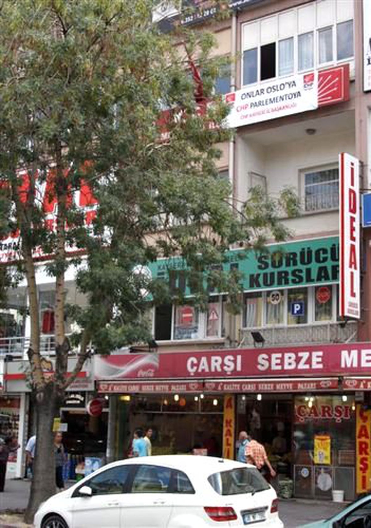 CHP\'den Afişli Tepki; \'Onlar Oslo\'ya CHP Parlamentoya\'