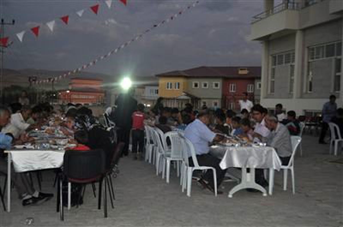 Çogem\'den Sokakta Çalışan Çocuklara ve Ailelerine İftar Yemeği
