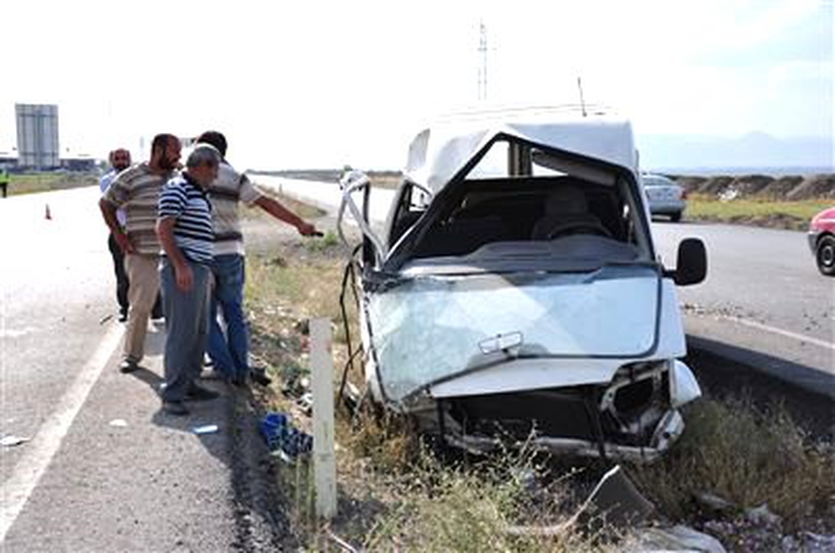 Erzurum\'da Belediye İşçilerini Taşıyan Minibüs Takla Attı: 6 Yaralı