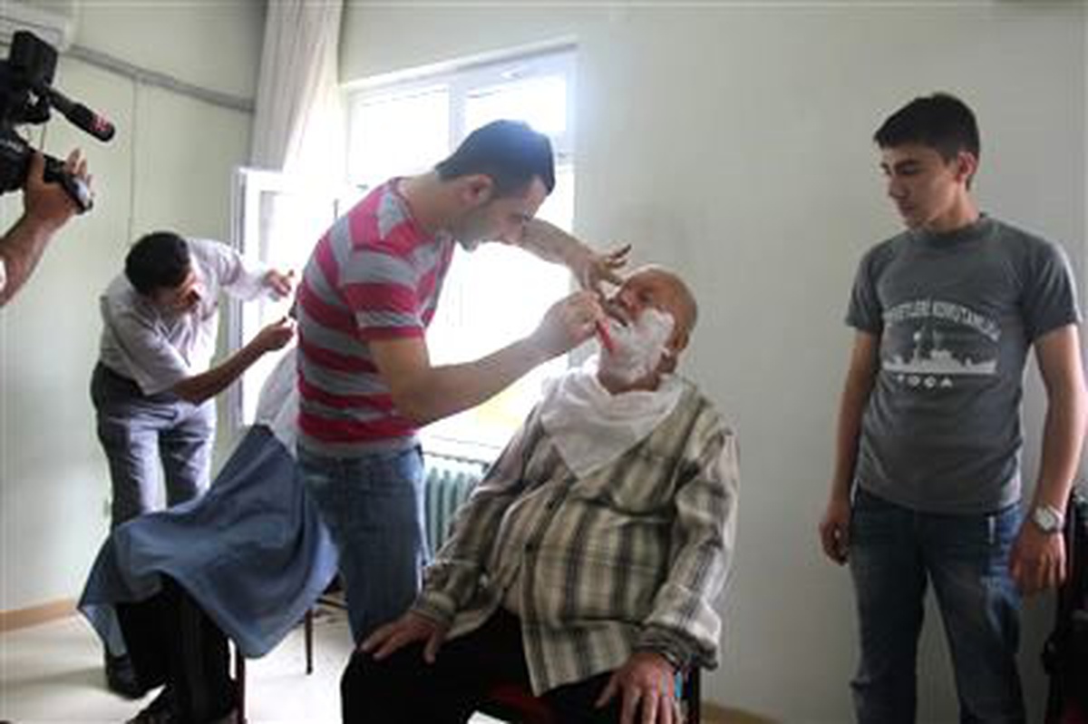Esnaf ve Sanatkarlar Odası Huzurevi Sakinlerini Traş Ettirdi