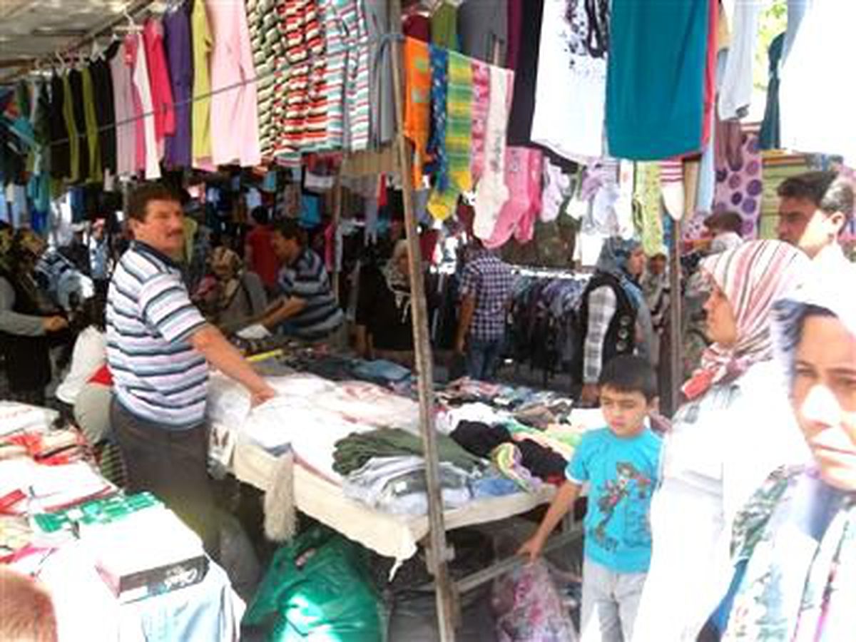 Gördes\'te Bayram Öncesi Alışveriş Yoğunluğu