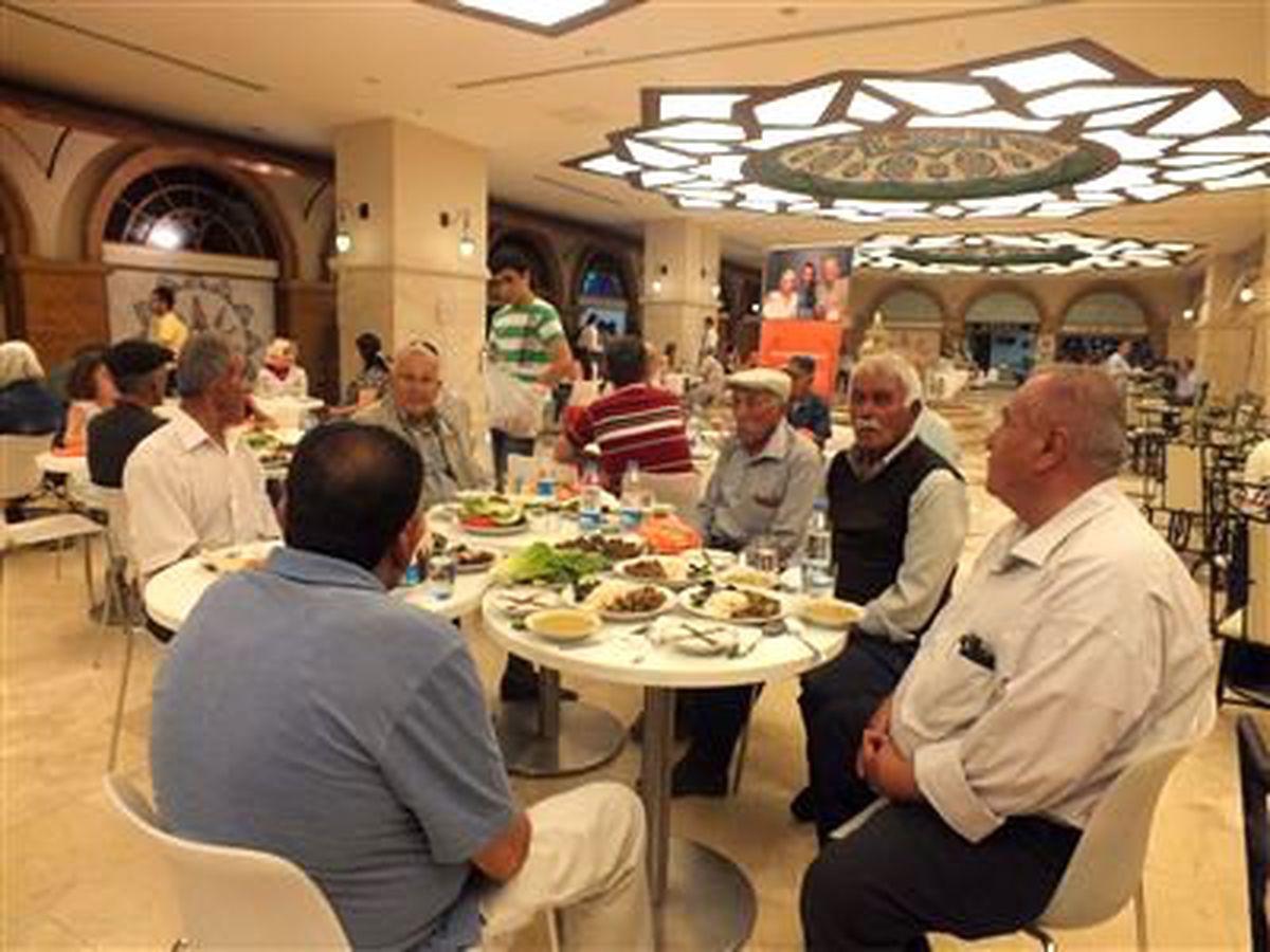 Huzurevinde Kalanlara İftar Yemeği Verildi
