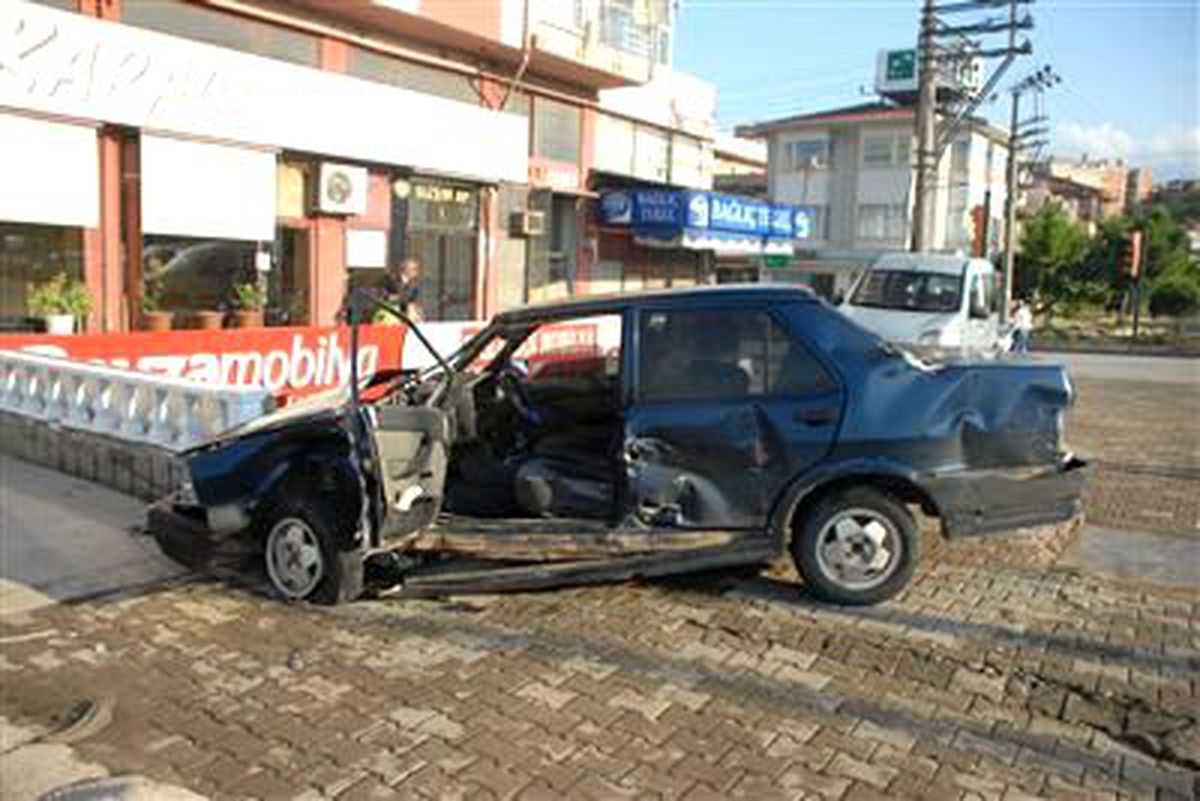 Kamyon ile Otomobil Çarpıştı: 2 Yaralı