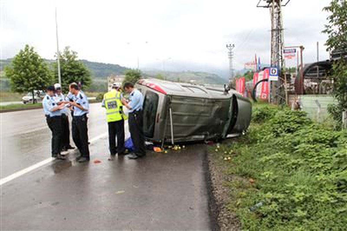 Karşı Şeride Geçen Kamyonet Takla Attı: 3 Yaralı
