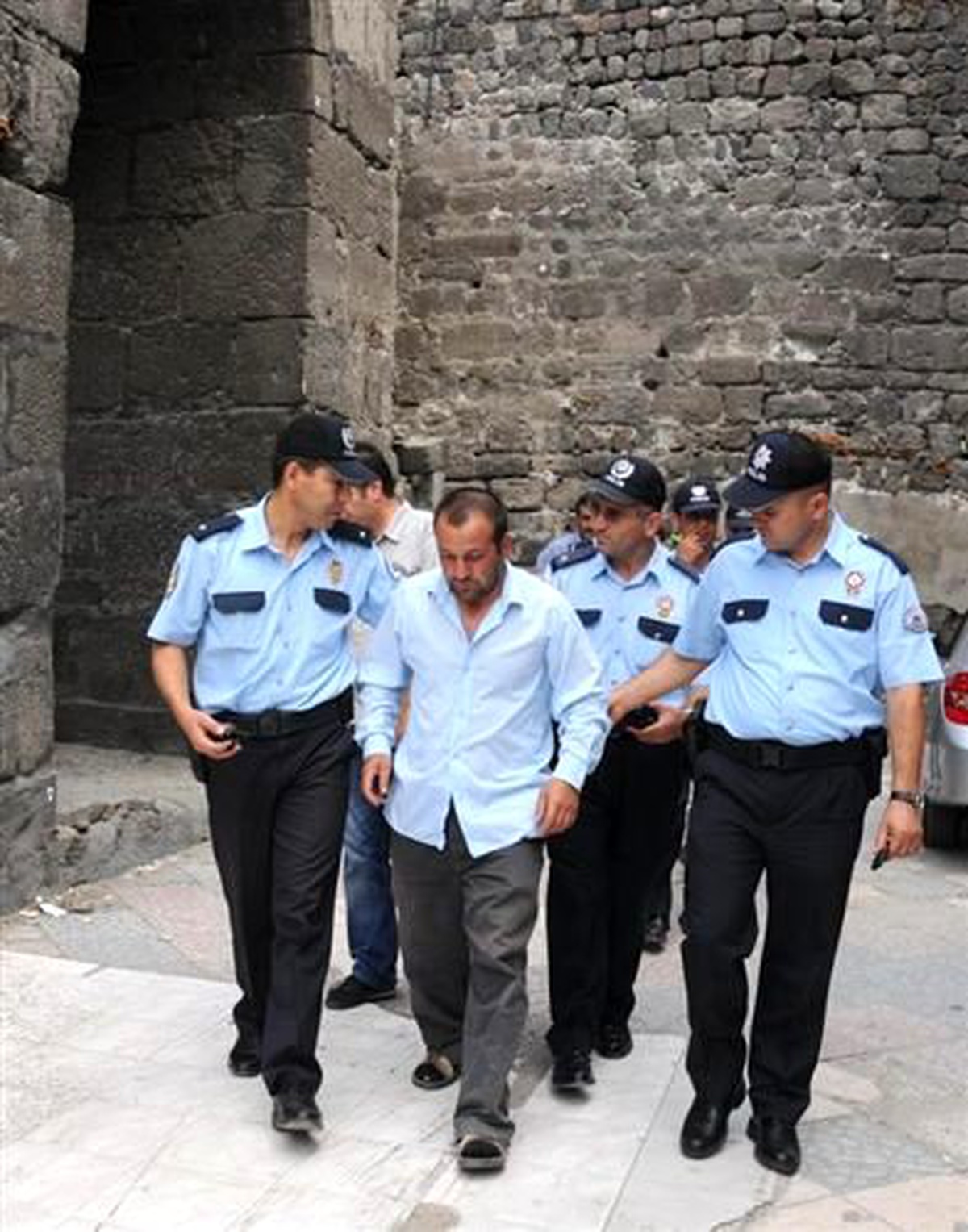 Kaybettiği Nüfus Cüzdanı Yüzünden İcra Gelince Kale Burçlarına Çıktı