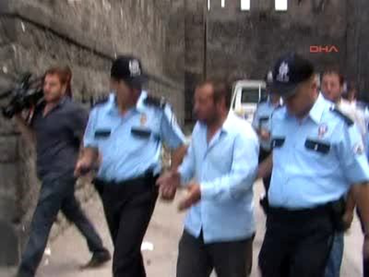 Kaybettiği Nüfus Cüzdanı Yüzünden İcra Gelince Kaleye Çıktı