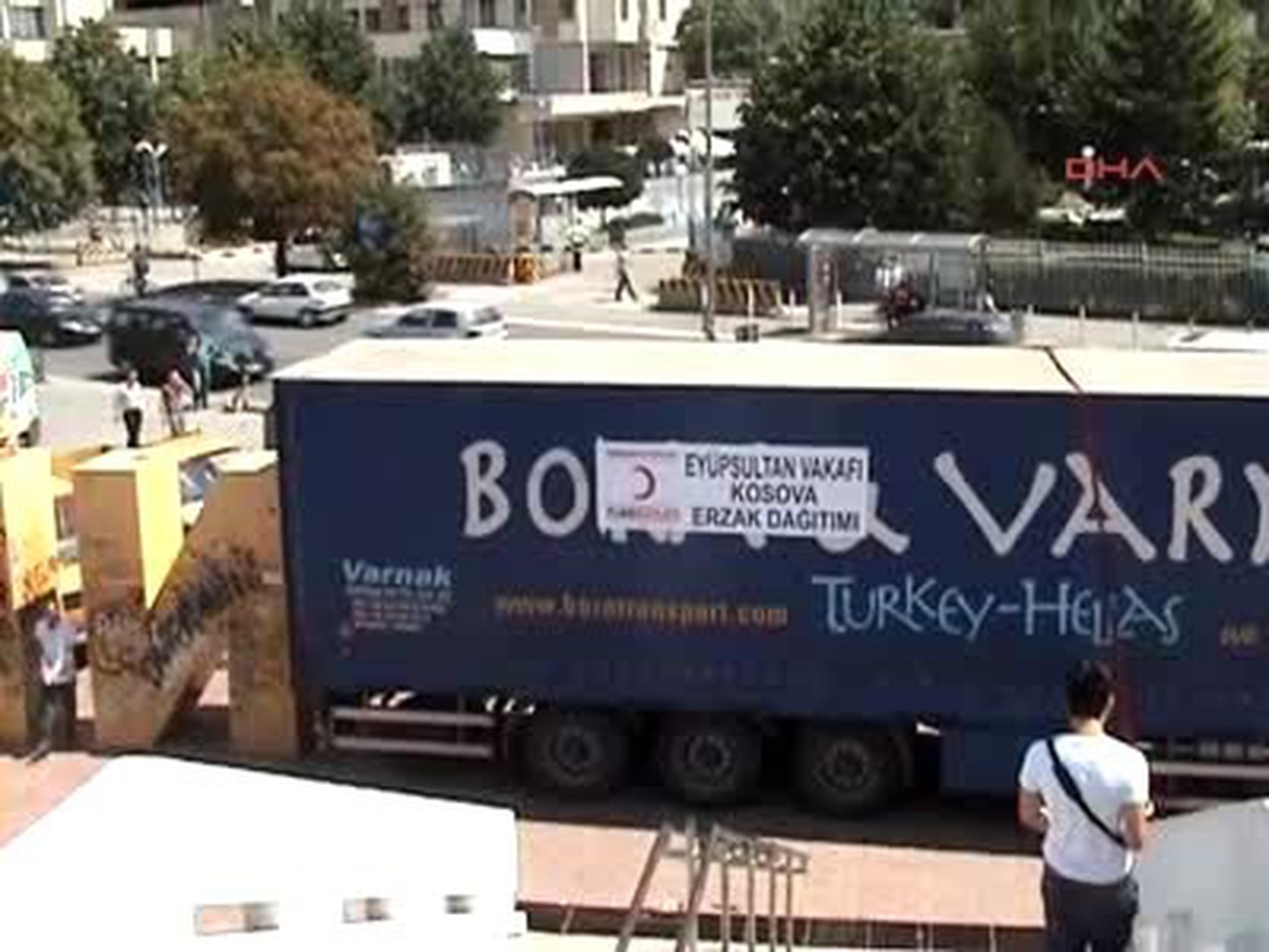 Kosovalılara Türk Kızılayı ve Eyüp Sultan Vakfı\'ndan Erzak Yardımı