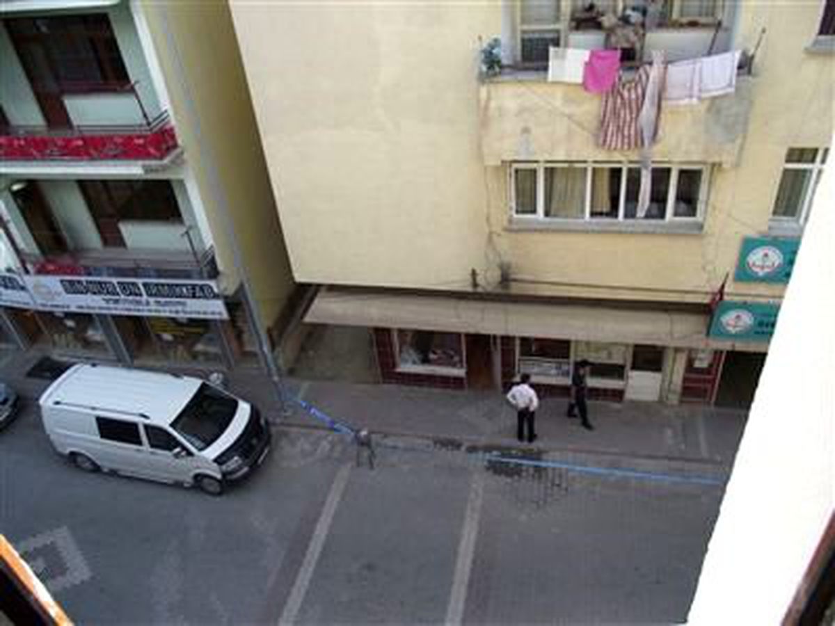 Kulu\'da Çatıdan Düşen Parçalar Tedirgin Ediyor