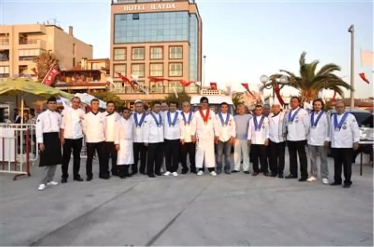 Kuşadası\'nda İftar Yemeğinde İzdiham