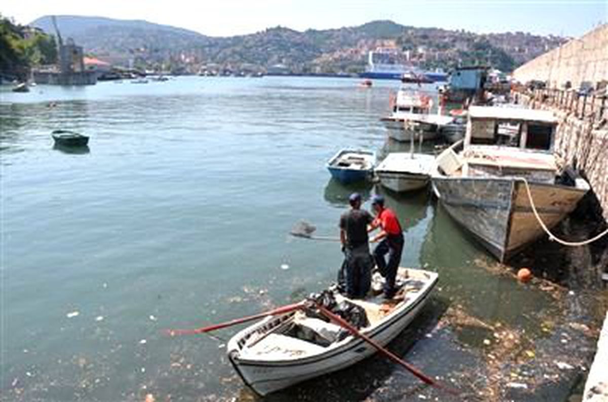 Limandaki Çöpler Zonguldak Belediyesi Tarafından Temizleniyor
