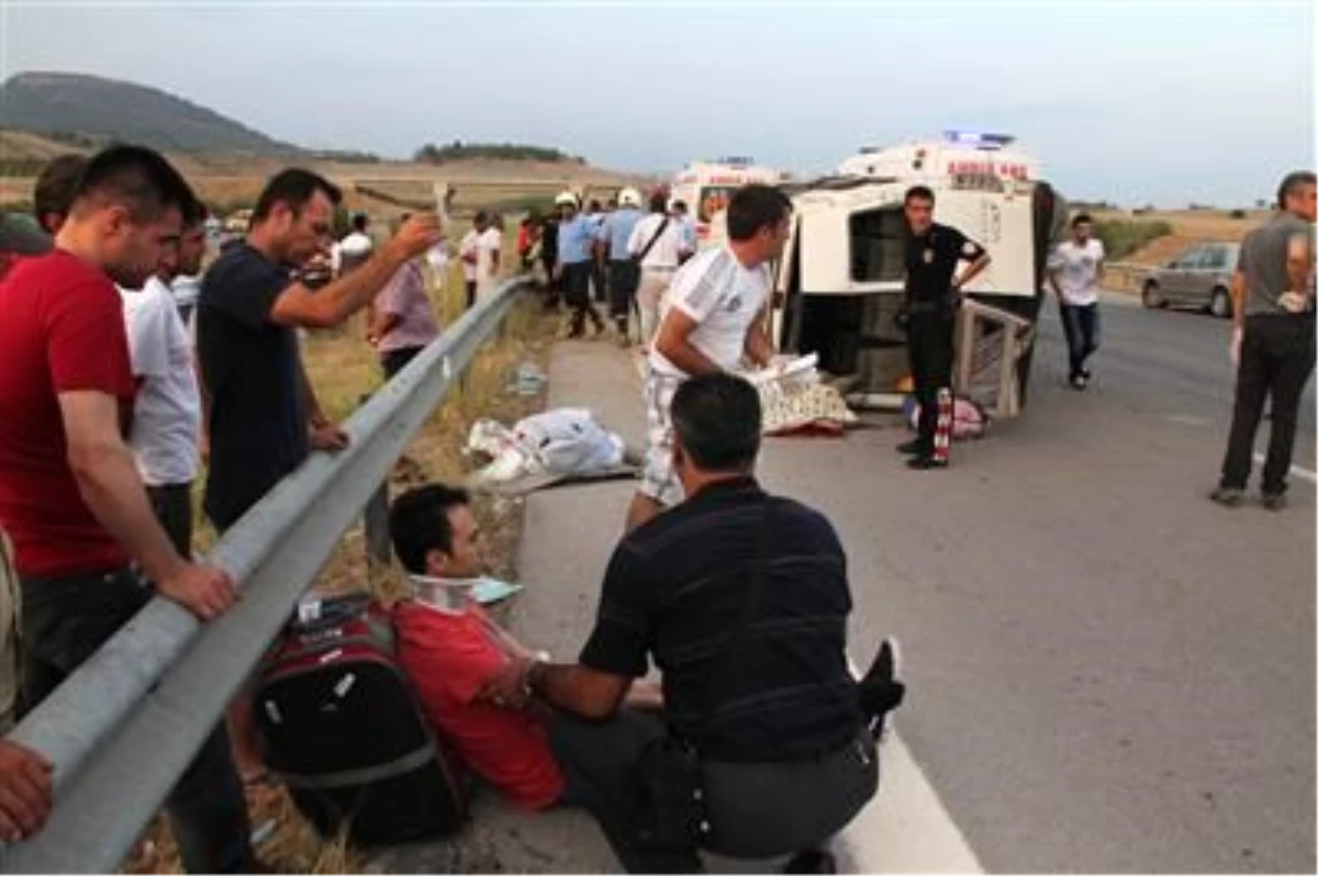 Mersin\'de Trafik Kazası: 1 Ölü, 15 Yaralı